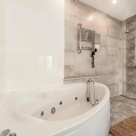 Premium Basement By Vibe דירה